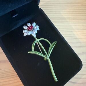 Vintage style bridal groom Daisy Flower Brooch with White Petals and Red Center